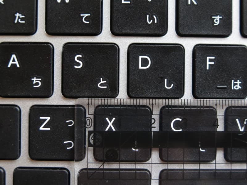 キーピッチは実測20.5mmとかなり広め。このためESCや半角/全角などがかなり遠く感じられるだろう。逆にこのおかげでEnterキーの右一列には届きにくいため、そちらのミスタイプは少ない