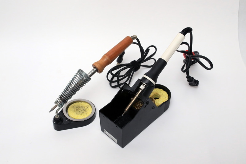 30～40Wのはんだこてがベスト。両面に配線があるスルーホール基盤なので20Wでは熱量不足