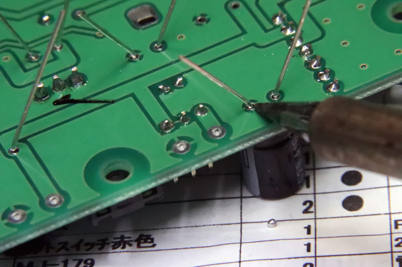 必ず基板をよく温めてからはんだを流し込むこと!2層基板は、部品の足だけにはんだがつき、基板と接続されないイモはんだになりやすい