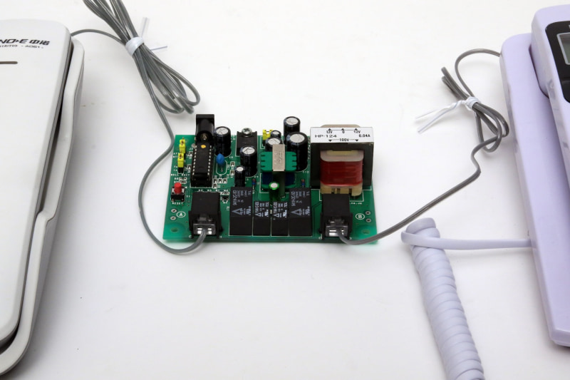 2台の電話機を基板のモジュラーコネクタに差し込む。テストでは短い電話線を使うように