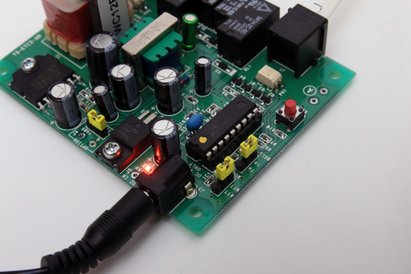 ACアダプタを差し込んで起動。設定を変えたり、調子が悪いときは赤いRESETボタンを押す