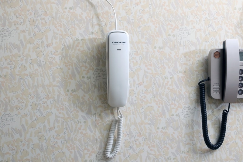 インターホンとして活躍中。こちらは3階にある撮影室用のインターホン。右は通常の電話