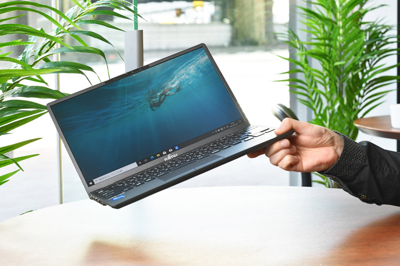 指でつまんで持てるほどの軽さ