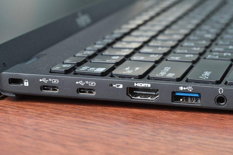 左側面に最大10GbpsのUSB 3.1 Type-Cポートを2つ装備。Type-Aも1つある