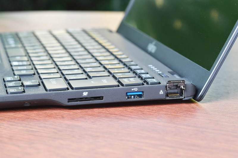 右側面にもType-Aポートが1つ。SDカードスロットや有線LANポートも