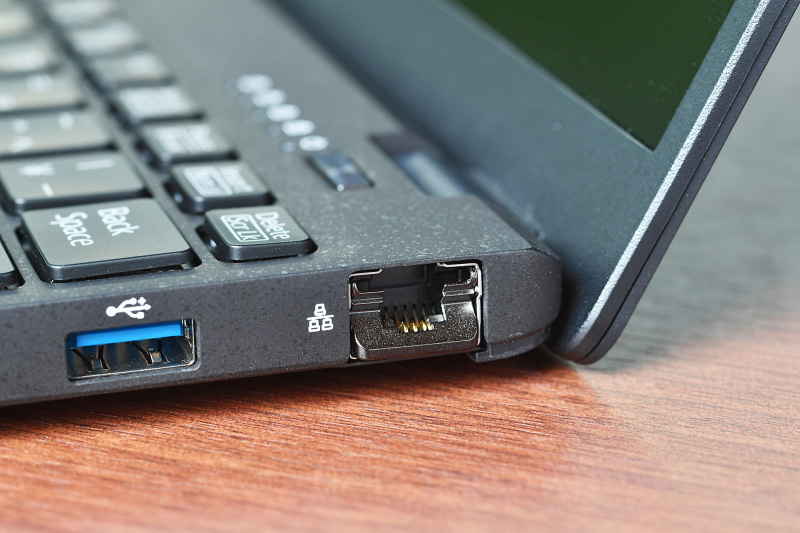 1GbEの有線LANポート。Web会議など、より安定した通信が必要な場面で威力を発揮