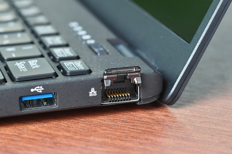 フラップを引き上げてLANケーブルを差し込む