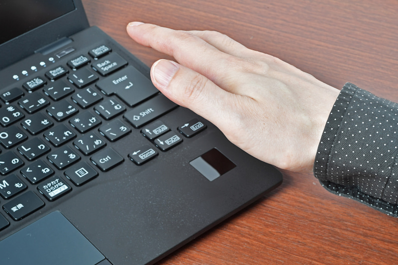 拳1つ分ほど中に浮かせた状態で手のひらをかざすことで、非接触で生体認証できる