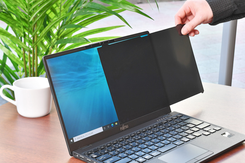 覗き見防止のプライバシーフィルターはオプションで用意