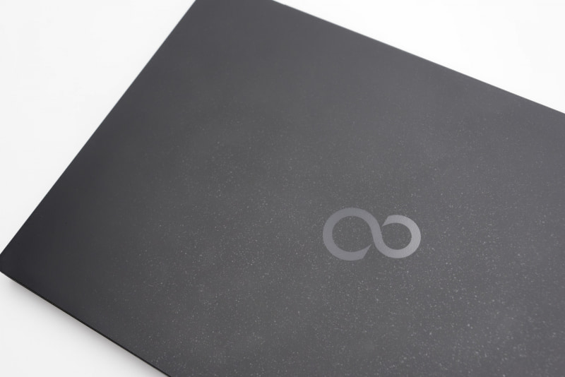 ストーンサーフェス的な表面処理が施された筐体は、手で触れているだけでも満足感がある