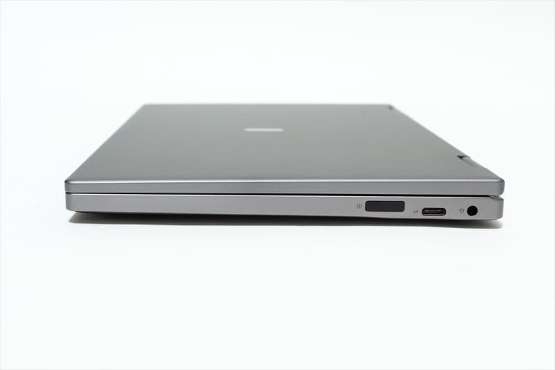 側面にUSB 3.0ポート(Type-C)と3.5mmコンボジャック、電源ボタンを配置。Type-A形状のUSBポートがないため、必要なら別途USBドックなどを用意するしかない