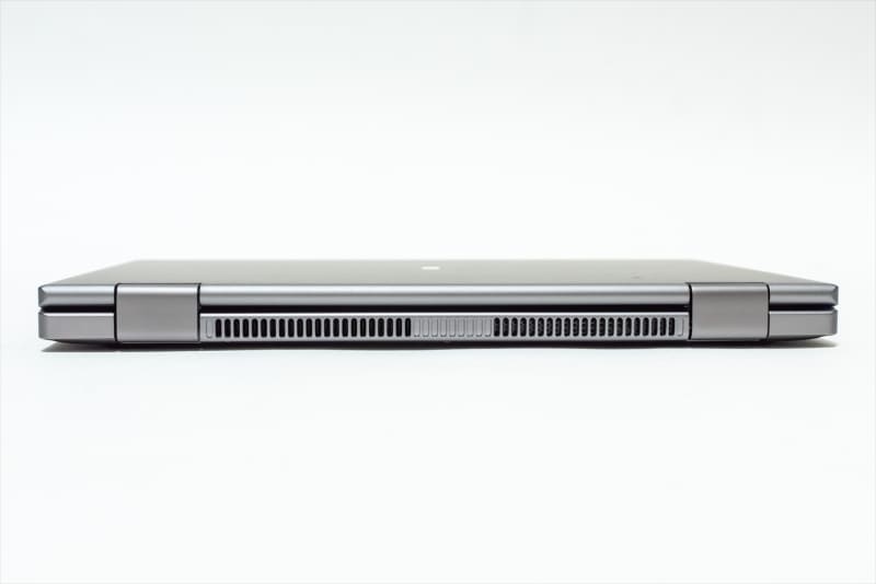 背面には通気口があり、インターフェイスは配置されていない