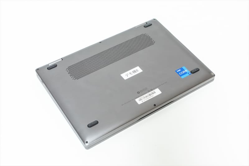 底面にはスピーカーを配置している。サンプル機にはCore i7のシールが貼られていた