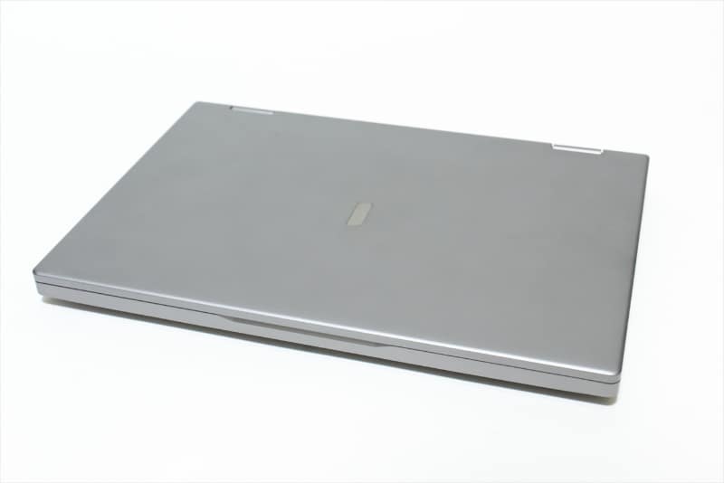 本体は高級感のあるアルミ合金製。液晶の裏やタッチパッド付近に力を入れてもへこみやたわみは感じられない