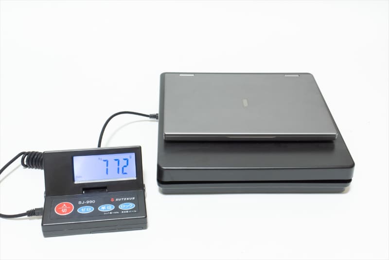 本体重量は実測で772g。ノートPCとしてはきわめて軽量な反面、タブレットモードで片手持ちをするさいはやや重みを感じる。タブレットとして利用するなら多少の工夫が必要かもしれない