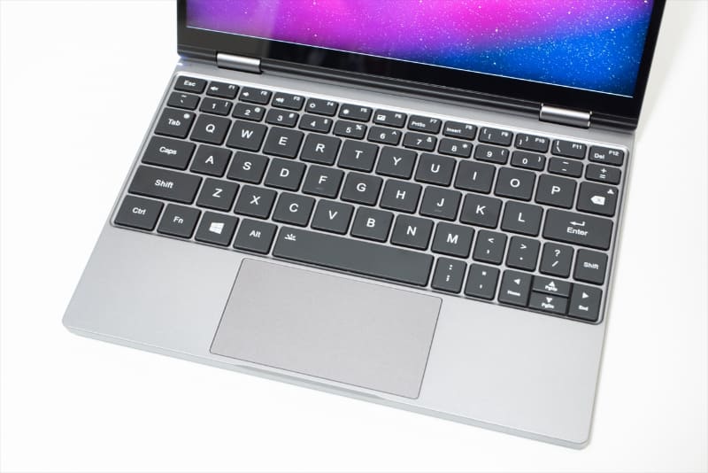 本体サイズが大型化したことで、キーの配置がより一般的なノートPCに近づいた。この程度の変則配列であれば、慣れるのは比較的容易に思える。なお、直販モデルは日本語配列と英語配列をラインアップしている