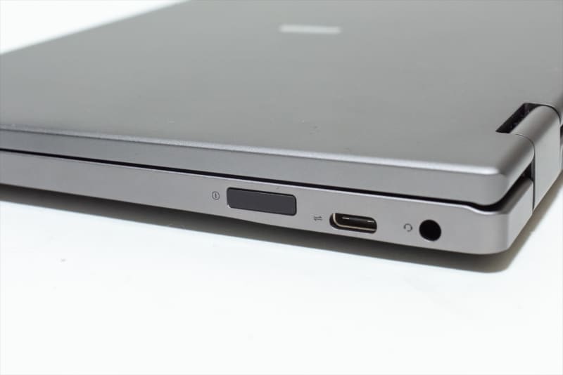 電源ボタンは指紋認証センサーを兼ねている。Windows Helloの設定を済ませておけば、触れるだけでサインインが可能だ