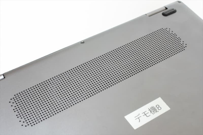 スピーカーは本体底面から音を出す、モバイルノートPCではよくあるタイプ。音質には期待できないが、単に音を聴くだけが目的であれば十分実用に耐える