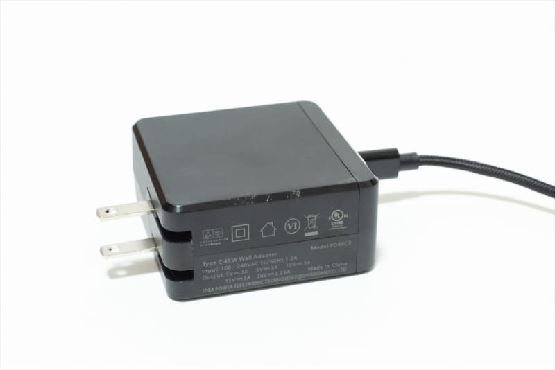 USB PD対応のACアダプタ。プラグは折りたたんで持ち運べる