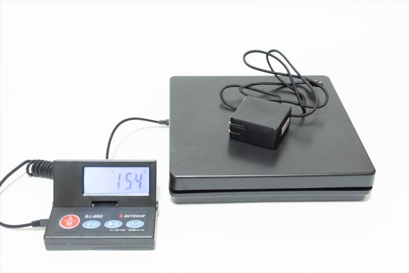 ケーブル込み重量は実測で154g。本体と合わせても総重量は923gで、1kg未満だ