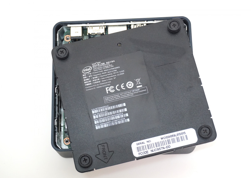 底面を固定している4本のネジを外すと、内部にアクセスできる