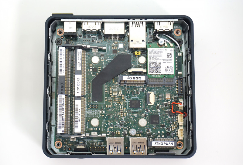 ユーザーが利用できるM.2スロットは、2280タイプと2242タイプが1本ずつだ。2280タイプはPCI Express 4.0 x4までの対応だが、2242タイプはSATAのみの対応