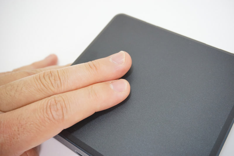 負荷の高い状況で天板や側面に触ってみると、ほんのり暖かくなった