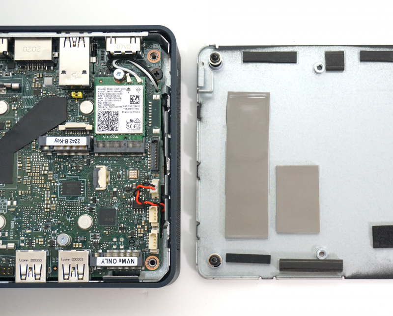 底面を見ると、M.2スロットの位置にサーマルパッドが貼ってある