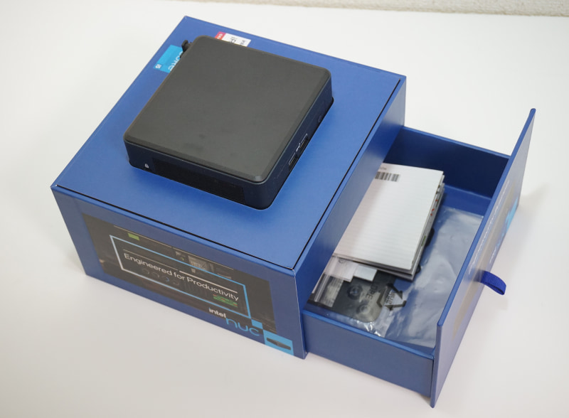 箱を空けると上段のへこみ部分にNUC11TNKi5が、ACアダプタなどは下の引き出しに入っていた