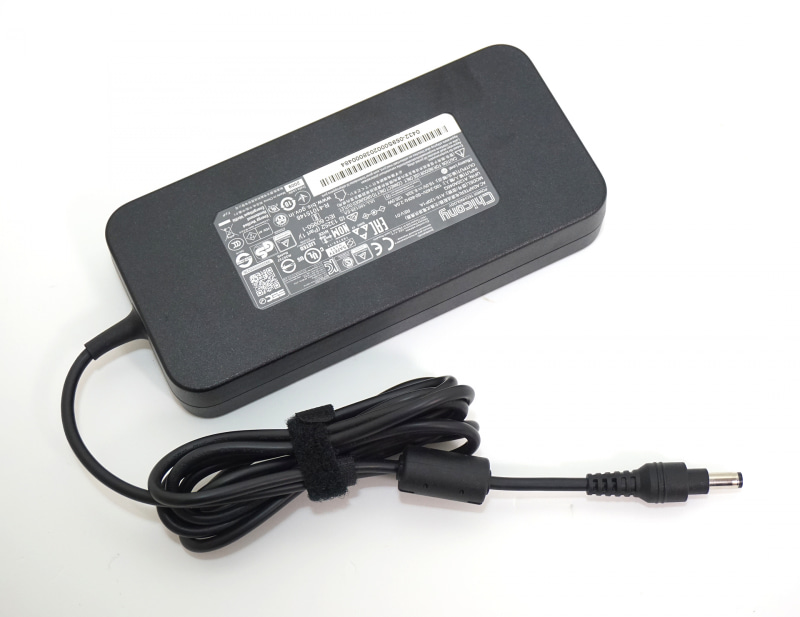 ACアダプタは、平べったい形状の120Wモデルだ