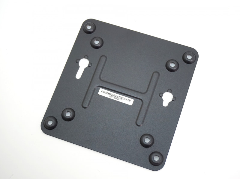 10cm間隔のVESA穴を装備する液晶ディスプレイなどと組み合わせて利用できるVESAマウンタを同梱