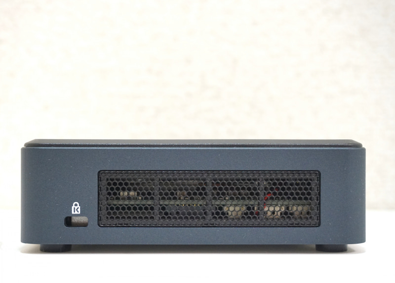 左右側面は風通しのよいメッシュ構造になっている