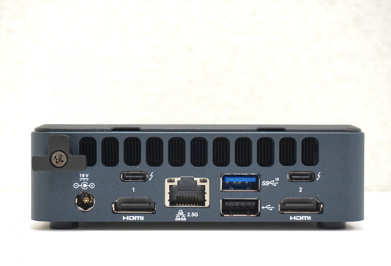 背面にはUSB 3.1ポート、USB 2.0ポート、Thunderbolt 4ポート、Thunderbolt 3ポート、2基のHDMI 2.0ポート、2.5GBASE-Tポートを装備