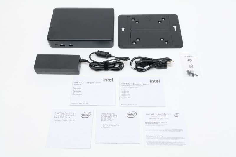 パッケージには、本体、VESAマウント、ACアダプタ、電源ケーブル、ネジ×6、説明書が同梱されていた