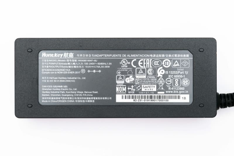 ACアタプタの型番は「HKA09019047-6U」。仕様は入力100-240V～1.5A、出力19V 4.74A、容量90.06W