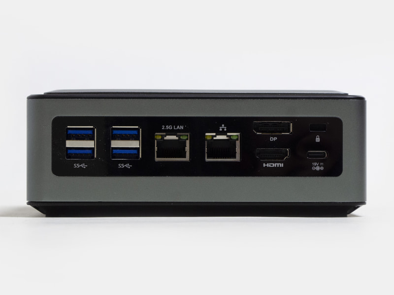 背面。USB Type-A×4、有線LAN×2(内1つ2,5G)、DisplayPort/HDMI、ロックポート、電源入力(Type-C)