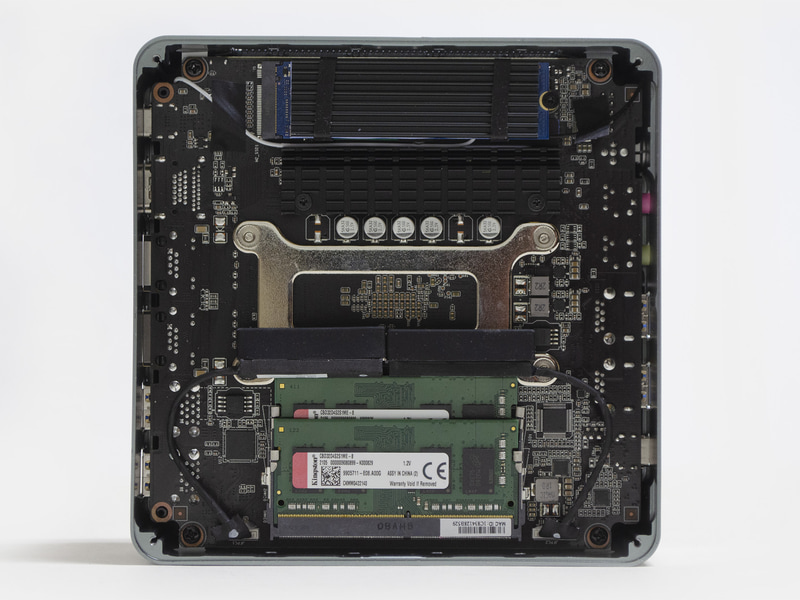 内部。上部ヒートシンクの下にM.2 SSD、下にメモリスロット×2、内蔵用2.5インチSSD/HDD用ケーブル2本