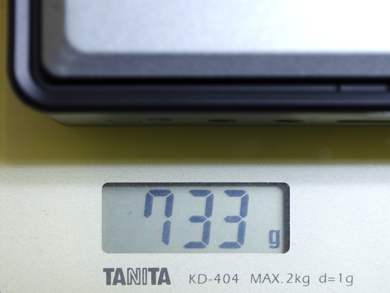 重量は実測で733g。おそらく仕様の約700gはメモリ/M.2 SSDなしモデル