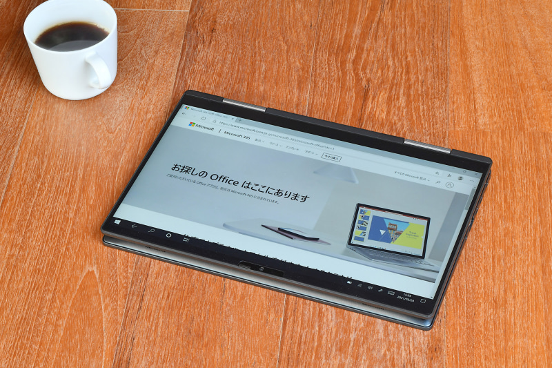 360度折りたたんだ状態。平置きしてタブレットとして使える