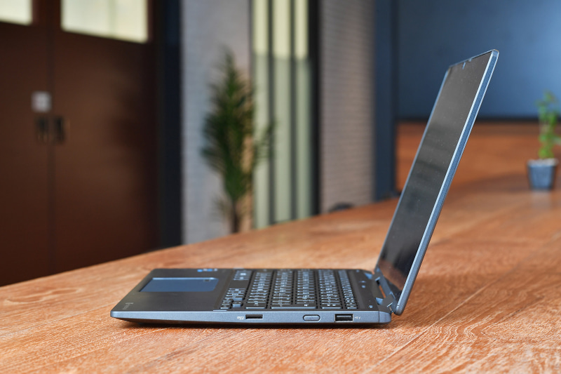 厚みは17.9mmで、コンバーチブルだからといって分厚いわけではない