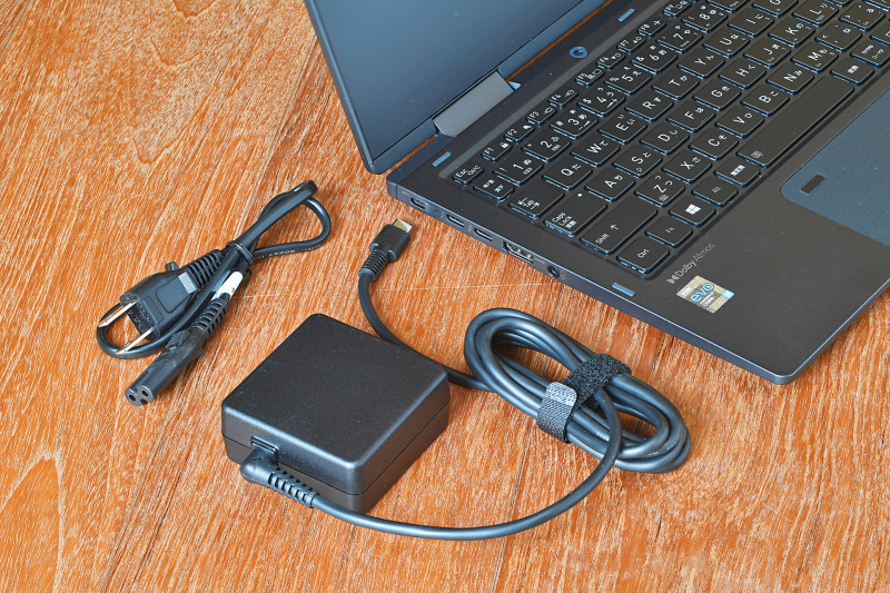 65WのACアダプタはサイズが抑えられ、PCと一緒に持ち運ぶのも苦ではない