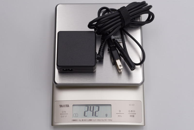 ケーブルを含むACアダプタの重量は242g