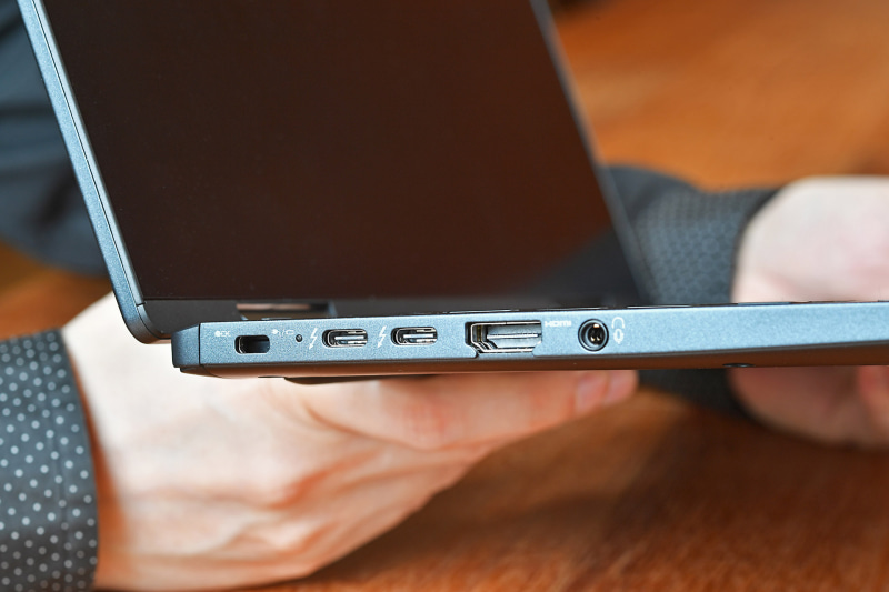 左側面に用意されたThunderbolt 4(USB 4)ポート×2