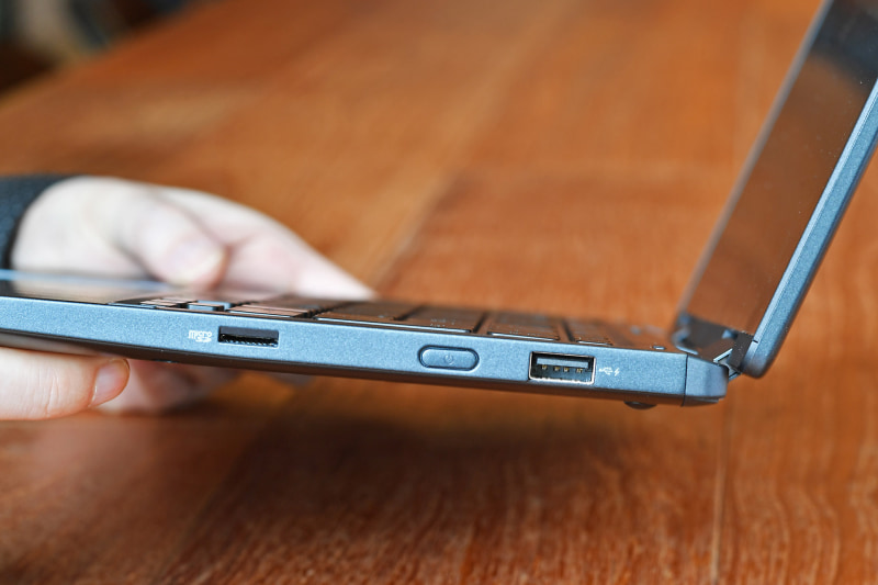 右側面にはUSB 3.1 Gen.1 Type-AポートとmicroSDカードスロットがある