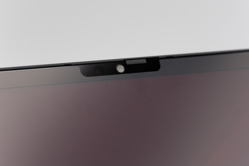 物理的にオフにできるシャッターつきのフロントカメラ