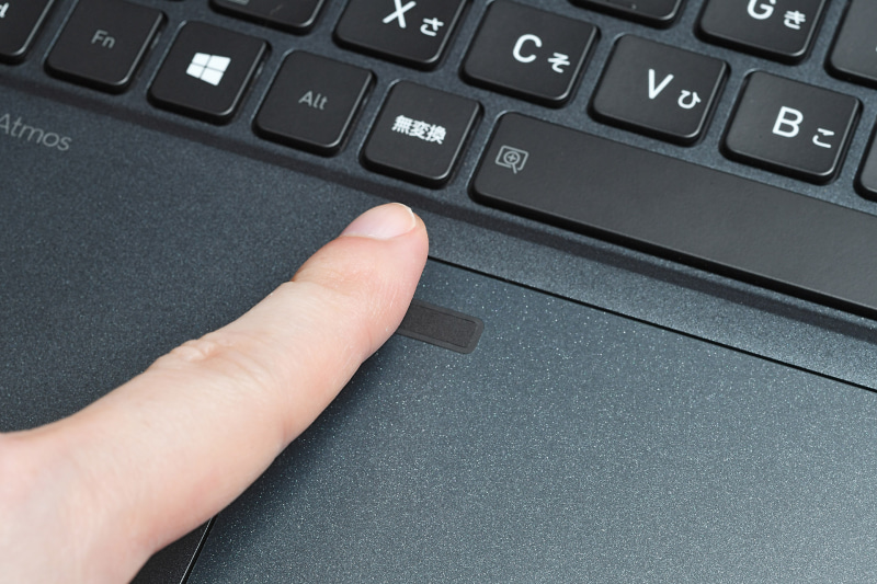 Windows Hello対応の指紋認証センサーはタッチパッド内にある