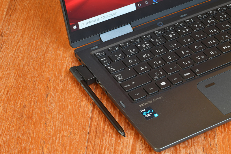 マグネットを内蔵するType-C接続の充電アダプタを使って、ワンタッチで充電できる