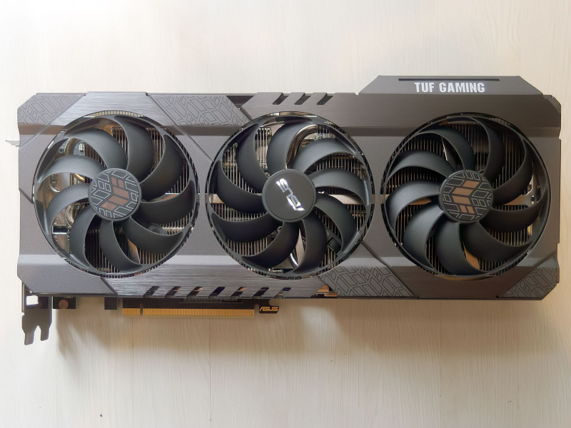GPUにASUSの「TUF Gaming GeForce RTX 3090 24GB GDDR6X」を採用。トリプルファンで長時間の駆動でも安定して運用可能。製品そのものも長寿命を意識した部品や構成をとったものになっている