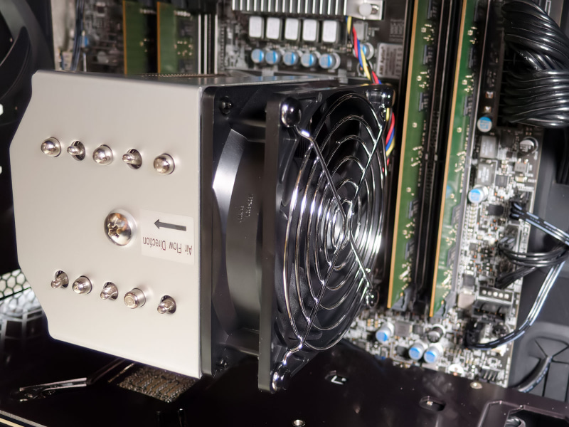 製品内部。派手さはないが堅実動作を保証してくれるCPUクーラー。この下にXeon W-2223が鎮座する