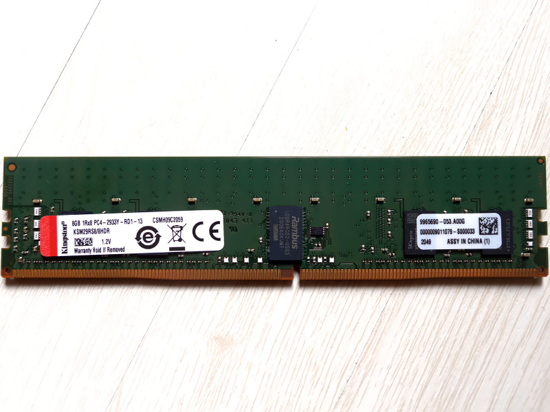 AIでもトレーニングになると、数週間動かしっぱなしという事がありうる。こうしたケースで、宇宙線などの影響でメモリエラーが発生すると、作業時間が無に帰すわけだが、ECC保護があればこうしたケースでも問題なく作業を続行できる